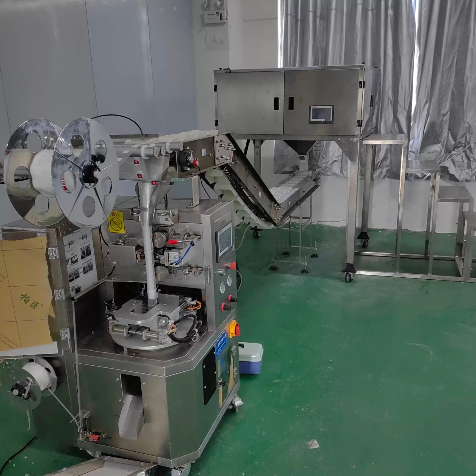 Tea bag forming machine with filter paper reels